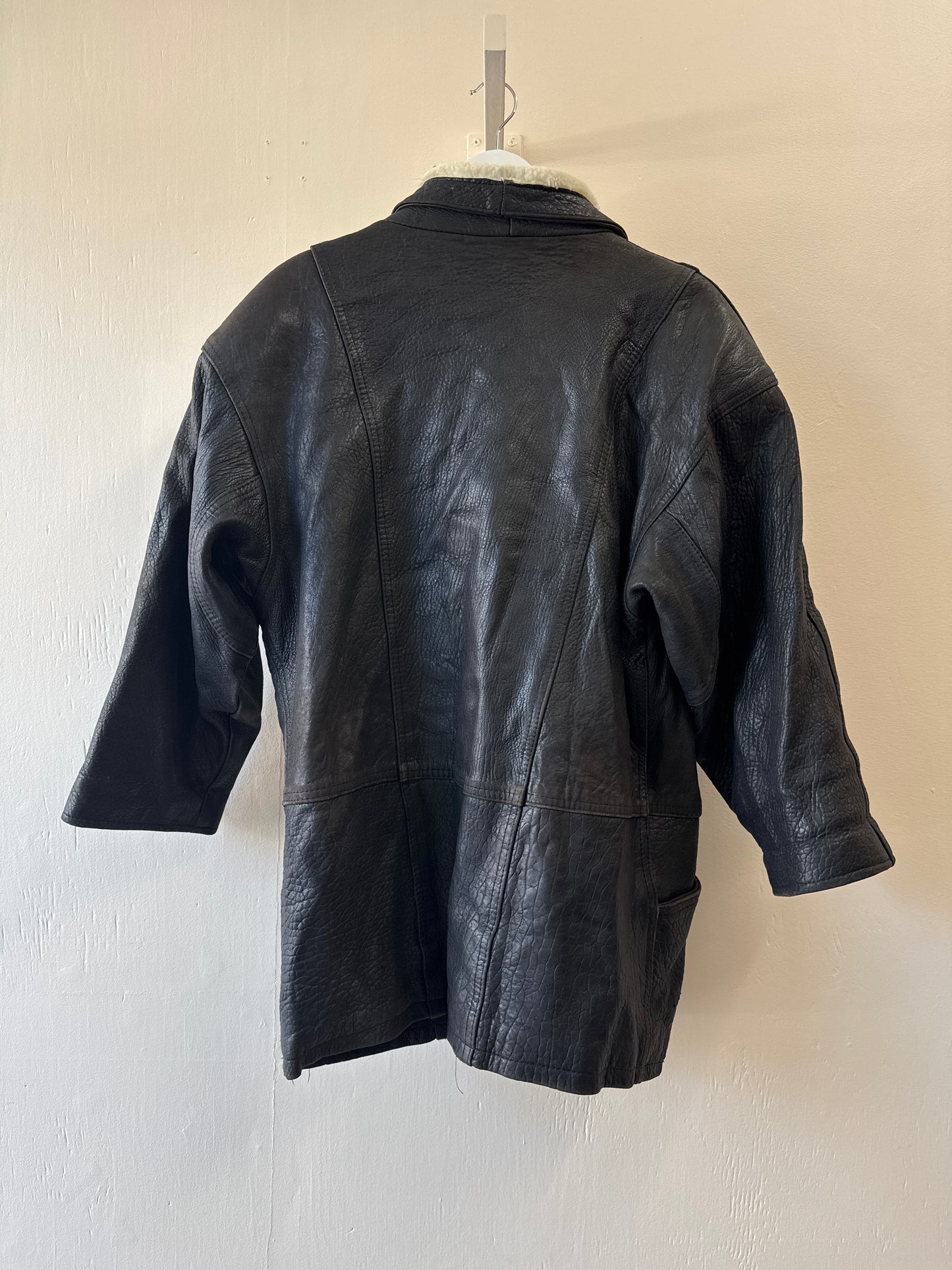 Manteau en cuir noir vintage