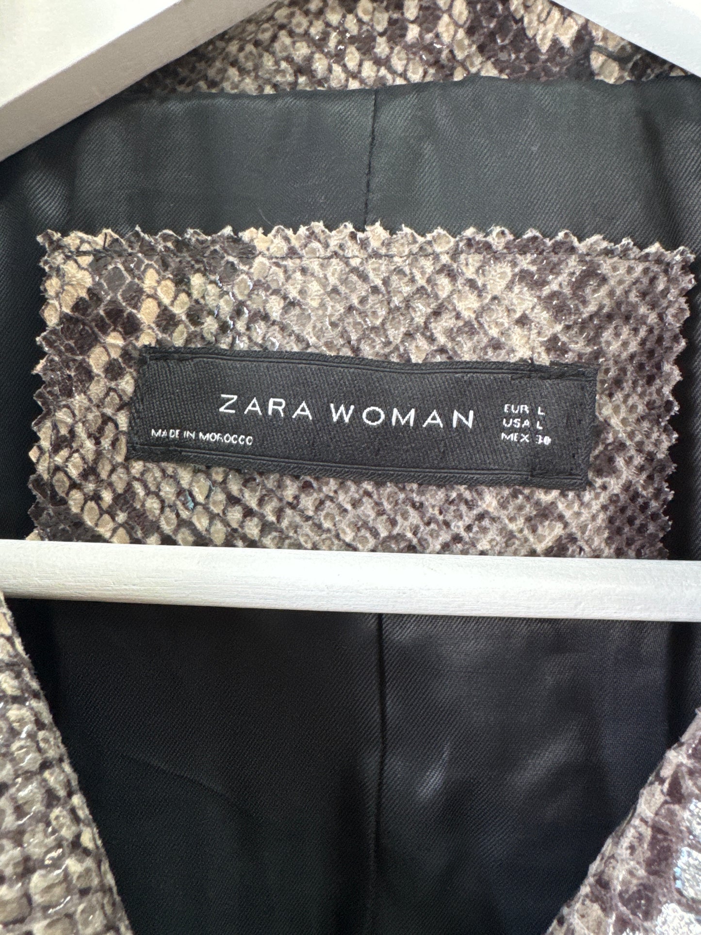 Trench coat en faux cuir de serpent Zara
