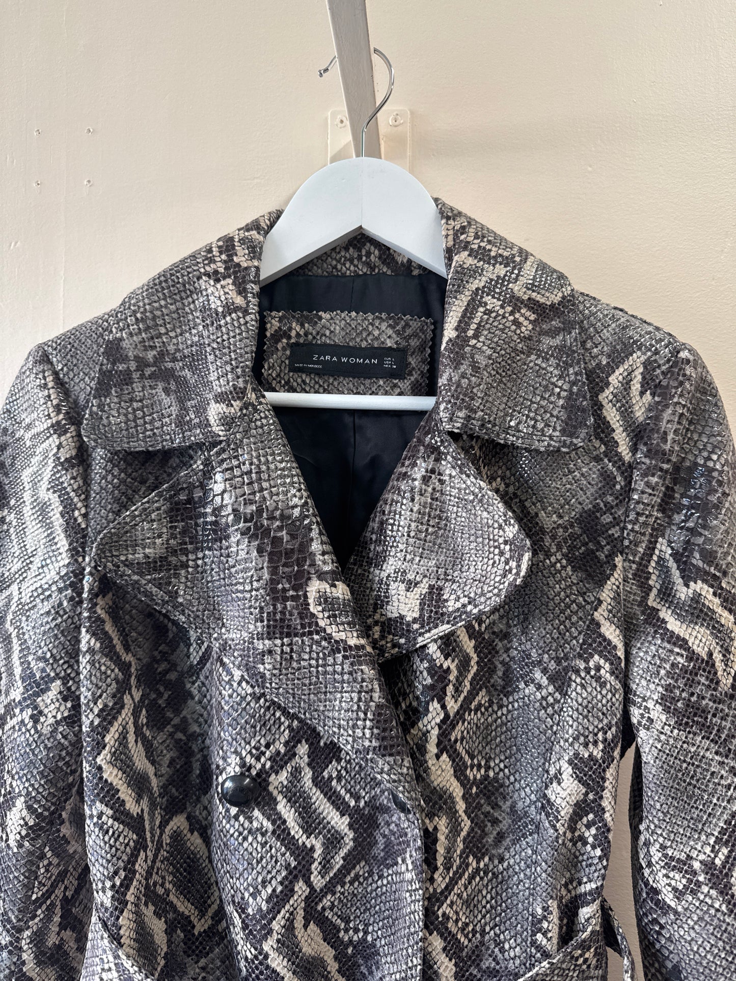 Trench coat en faux cuir de serpent Zara